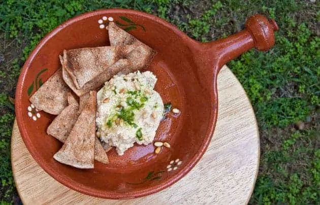 Yummy Hummus Dip: this easy and delicious recipe is perfect for parties, tailgating, football games, or housegating. #recipe #homemade #healthy #snack