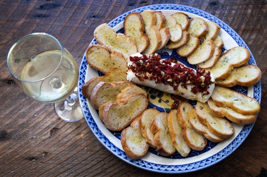 A Thanksgiving appetizer that's quick, easy, beautiful, and amazingly delicious! Goat Cheese with Sun-Dried Tomatoes, Garlic, and Rosemary on Crostini. Perfect for Christmas parties, too! #Thanksgiving #appetizer #holiday #cheese #chevre #goatcheese #cheeseball