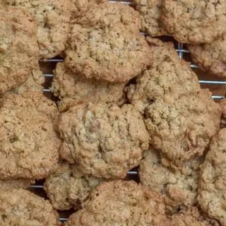 Crispy Chewy Oatmeal Walnut Cookies #backtoschool #cookies #oatmeal #crispy #chewy #walnut #Bosch