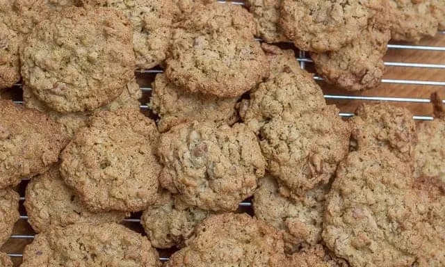 Crispy Chewy Oatmeal Walnut Cookies #backtoschool #cookies #oatmeal #crispy #chewy #walnut #Bosch