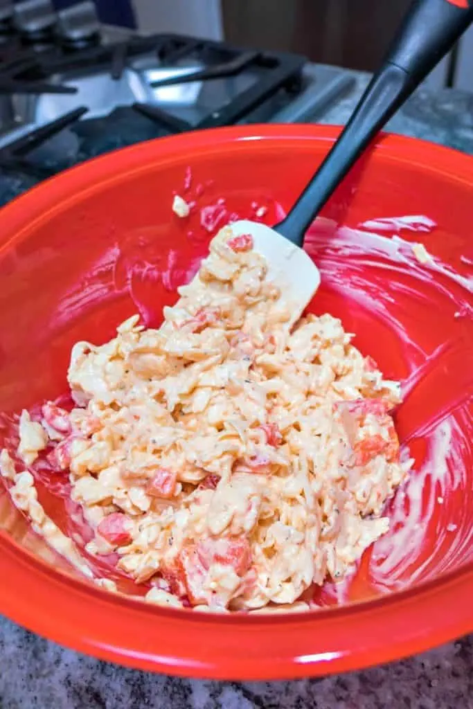 Homemade Pimento Cheese : made with creamy fontina cheese, roasted red peppers, and homemade mayonnaise. #fontina #mayonnaise #roastedredpeppers