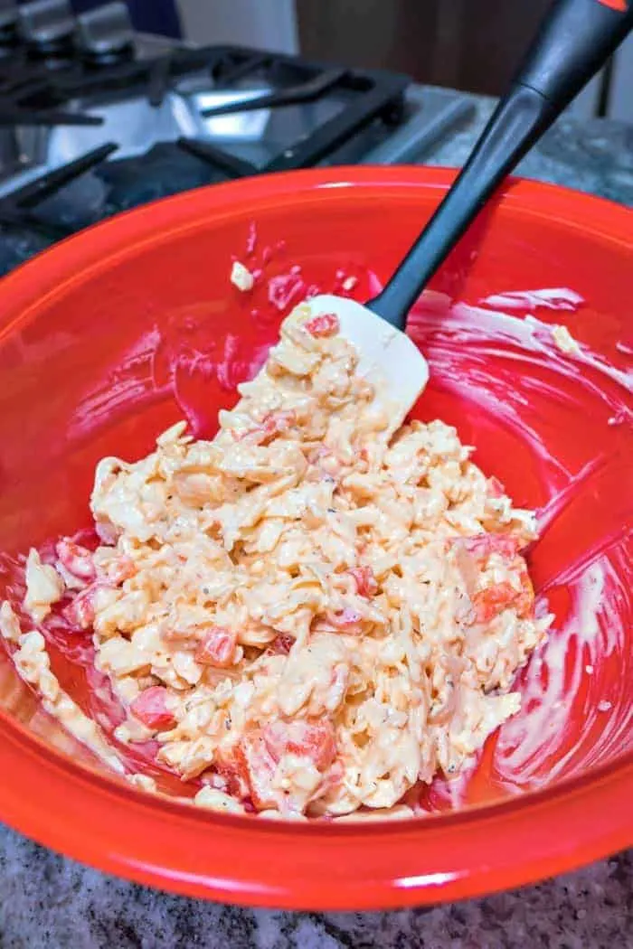 Homemade Pimento Cheese : made with creamy fontina cheese, roasted red peppers, and homemade mayonnaise. #fontina #mayonnaise #roastedredpeppers