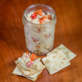 Homemade Pimento Cheese : made with creamy fontina cheese, roasted red peppers, and homemade mayonnaise. #fontina #mayonnaise #roastedredpeppers