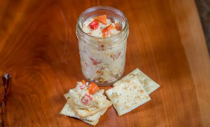 Homemade Pimento Cheese : made with creamy fontina cheese, roasted red peppers, and homemade mayonnaise. #fontina #mayonnaise #roastedredpeppers