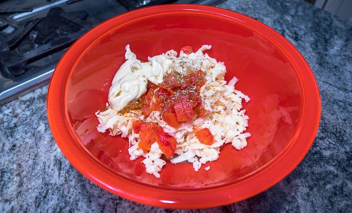 Homemade Pimento Cheese : made with creamy fontina cheese, roasted red peppers, and homemade mayonnaise. #fontina #mayonnaise #roastedredpeppers